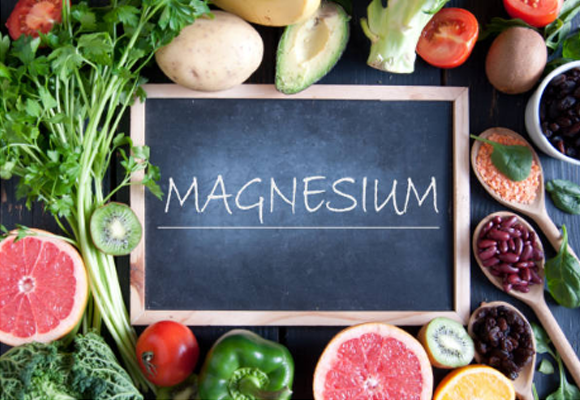 magnesium op een bord geschreven met groenten ernaast