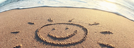 Zon getekend in het zand op het strand