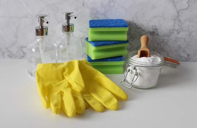 gele schoonmaakhandschoenen in de badkamer