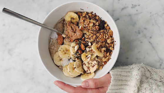 kom met havermout met muesli en fruit als topping