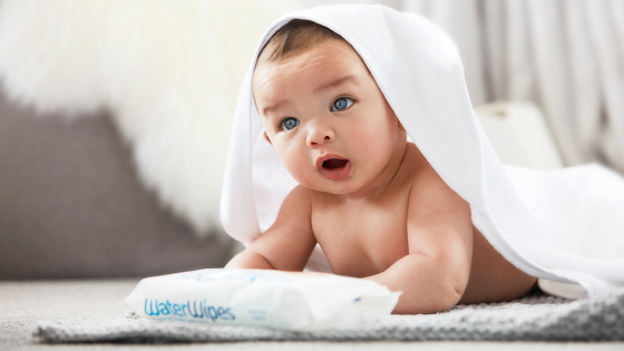 WaterWipes babydoekjes kleine baby ligt op de buik met het hoofd omhoog