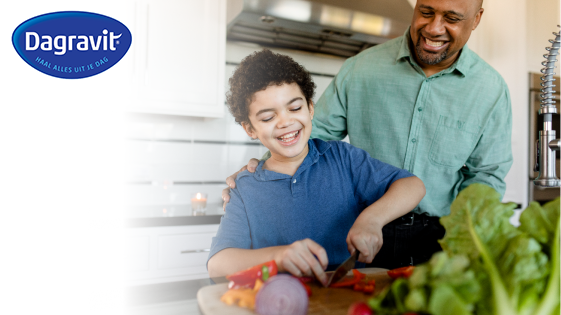 vader en zoon koken een gezonde maaltijd