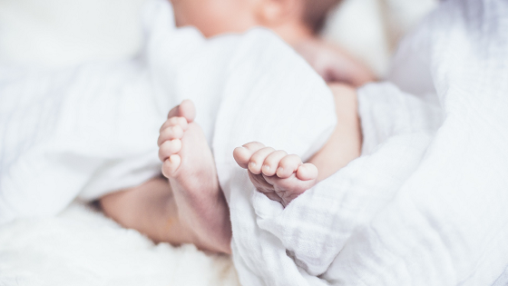 pasgeboren baby in een witte doek