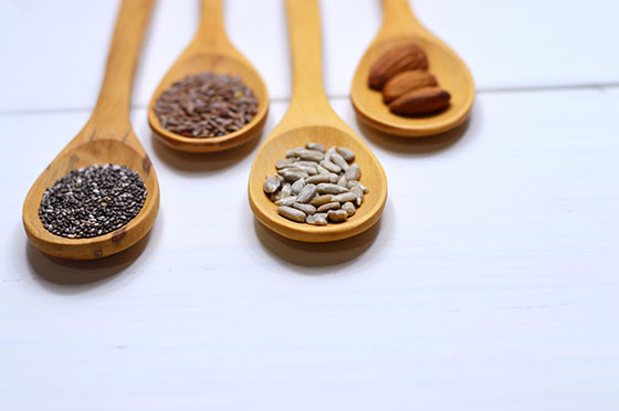 Vitamine E komt veel voor in noten en zaden, maar is ook als supplement te bestellen Noten en zaden bevatten veel vitamine E