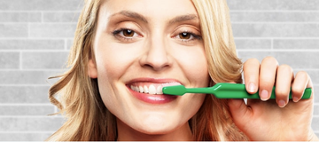 vrouw poetst haar tanden vrouw poetst haar tanden