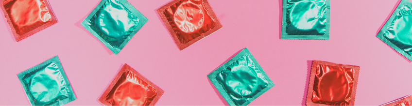 een rijtje condooms in verschillende kleuren