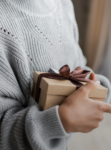 een meisje houdt een cadeautje vast in haar handen een meisje houdt een cadeautje vast in haar handen