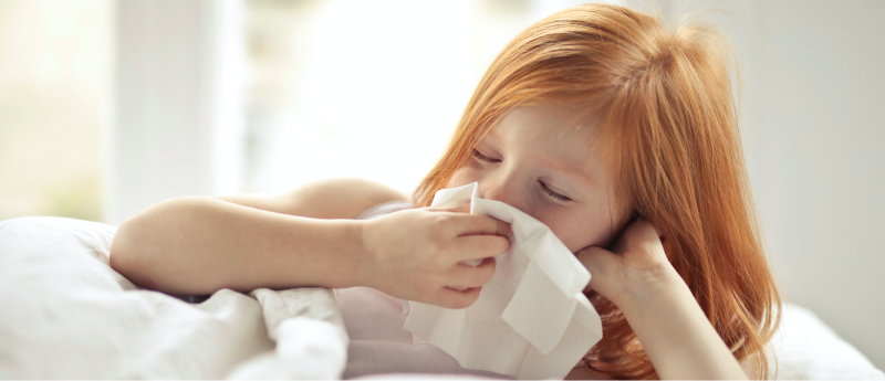 Klein meisje niest in bed Klein meisje niest in bed