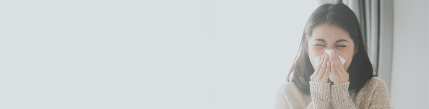 vrouw snuit neus in een zakdoekje vrouw snuit neus in een zakdoekje