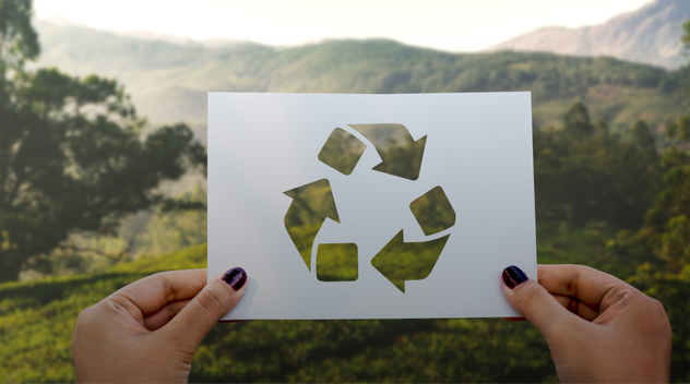een recycle logo wordt vastgehouden