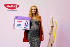 vrouw met kraampakket