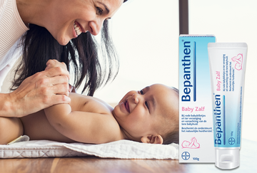 vrouw verschoont luier, bepanthen op de foto vrouw verschoont luier, bepanthen op de foto