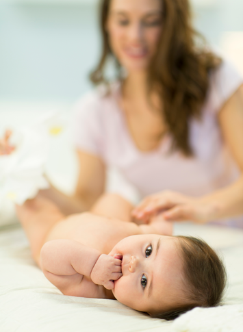 vrouw verschoont luier vrouw verschoont luier
