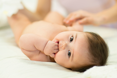 baby ligt op aankleedkussen