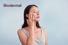 vrouw raakt haar gezicht aan