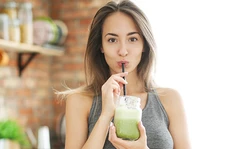 vrouw drinkt smoothie