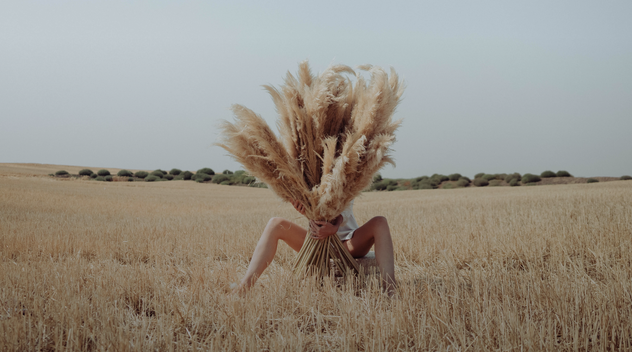 vrouw in een korenveld