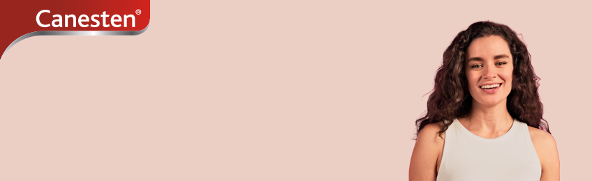 vrouw staat voor spiegel vrouw staat voor spiegel