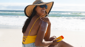 zonnebrand smeren op hand zonnebrand smeren op hand