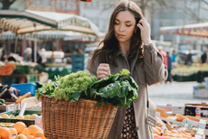 vrouw op de markt met groentes