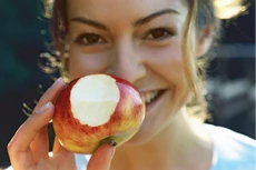 vrouw houdt appel vast
