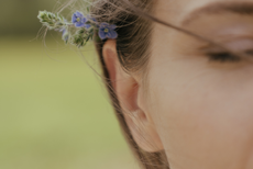 vrouw close up oor met bloem