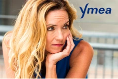 vrouw van middelbare leeftijd leunt wanhopig op haar hand met haar hoofd