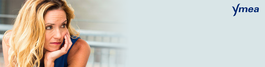 vrouw van middelbare leeftijd leunt wanhopig op haar hand met haar hoofd