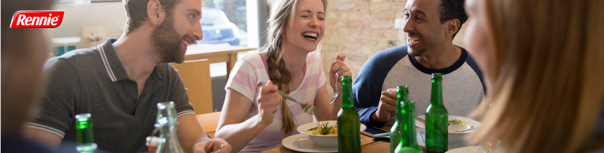 mensen zitten met elkaar in een restaurant aan tafel mensen zitten met elkaar in een restaurant aan tafel
