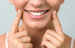 onderkant gezicht van vrouw met stralende lach