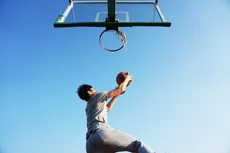man speelt basketbal