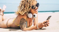 vrouw met tattoo op het strand