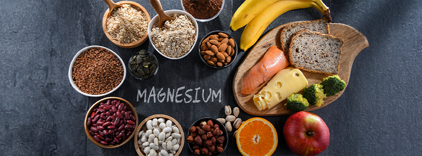 krijtbord met magnesium erop en voeding ernaast