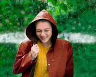 Vrouw met regenjas in de regen Vrouw met regenjas in de regen