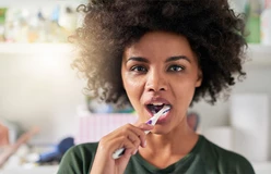 vrouw die tanden poetst met parodontax vrouw die tanden poetst met parodontax