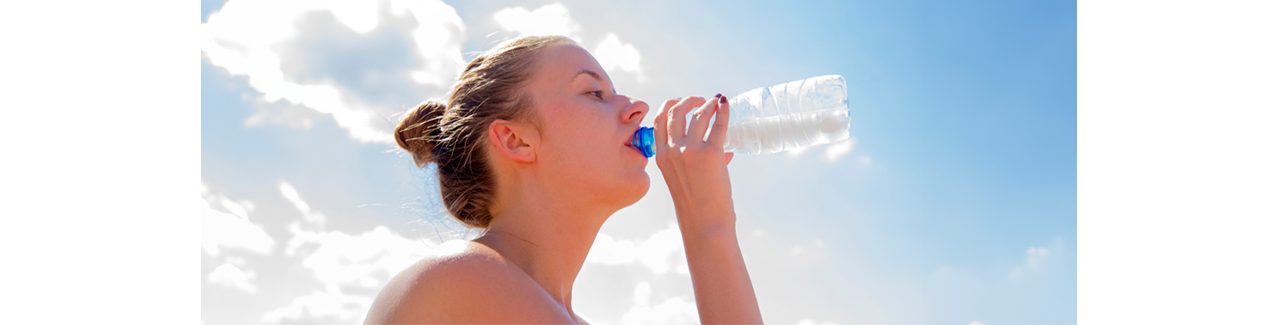 vrouw drinkt slokje water op zonnige dag