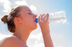 vrouw drinkt slokje water op een zonnige dag vrouw drinkt slokje water op een zonnige dag