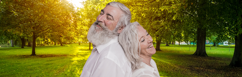 oude man en vrouw met volle grijze haren oude man en vrouw met volle grijze haren