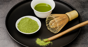 Een set matcha benodigdheden bestaande uit matchapoeder, een matchascoop en een bamboe klopper, klaar voor het bereiden van een kop matcha Een set matcha benodigdheden bestaande uit matchapoeder, een matchascoop en een bamboe klopper, klaar voor het bereiden van een kop matcha