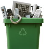 Kleine elektrische apparaten in een vuilniscontainer met en recycle symbool er op