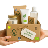 Doos met duurzame verzorgingsproducten en erkende keurmerken, aangeboden door twee handen