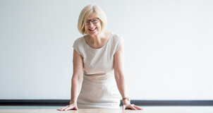 Vrouw die lacht met een wit shirt en witte achtergrond