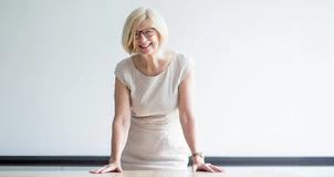 Vrouw die lacht met een wit shirt en witte achtergrond Vrouw die lacht met een wit shirt en witte achtergrond