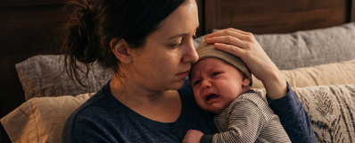 Ouder troost baby met verstopte neus tijdens verkoudheid Ouder troost baby met verstopte neus tijdens verkoudheid