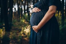 zwangere vrouw toont haar buik