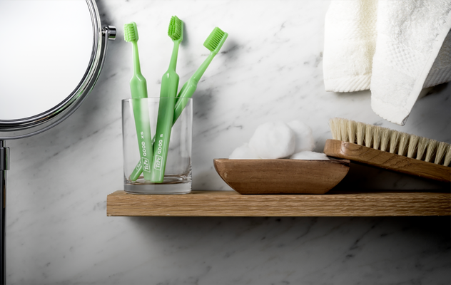duurzame tandenborstels in een badkamer