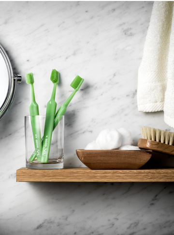 duurzame groene tandenborstels in badkamer