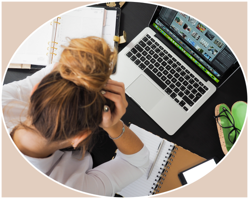 vrouw met handen in het haar boven laptop