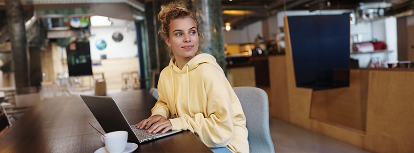 vrouw achter bureau met laptop vrouw achter bureau met laptop