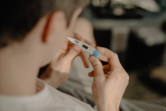 man kijkt naar thermometer